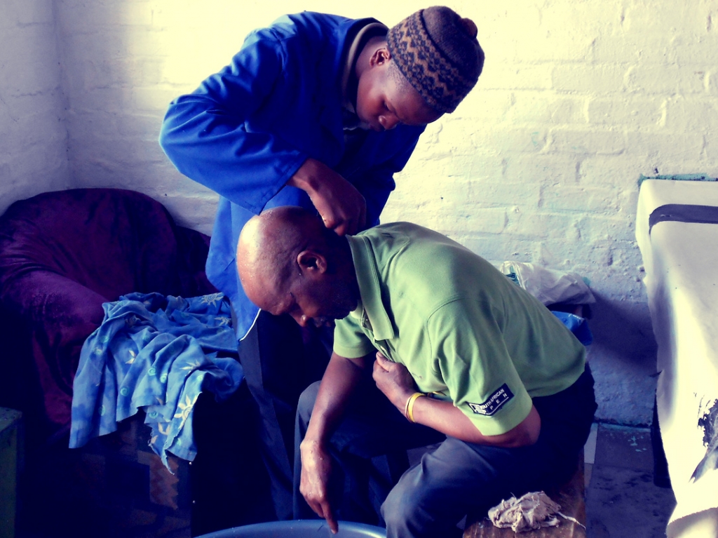 Rasur im Township Langa in Cape Town