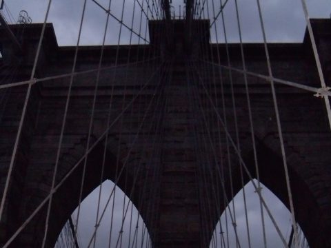 Die New York Brooklyn Bridge in der Dunkelheit