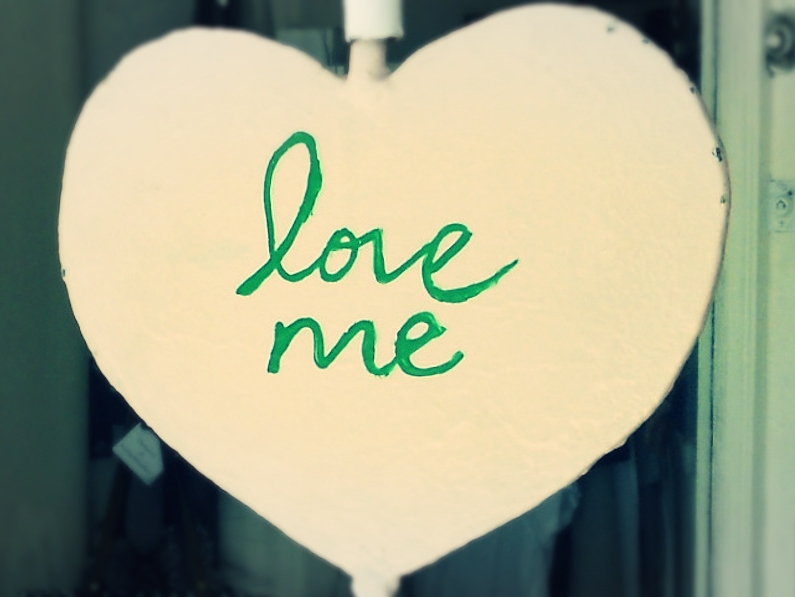 Liebe: Ein herzförmiges Schild mit der Aufschrift "Love Me" in Kapstadt