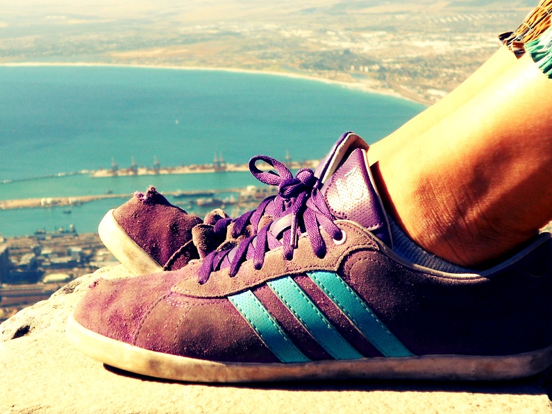 Sneakers: Lilafarbene Adidas Neo mit türkisblauen Streifen vor der Buch von Kapstadt, auf dem Tafelberg fotografiert