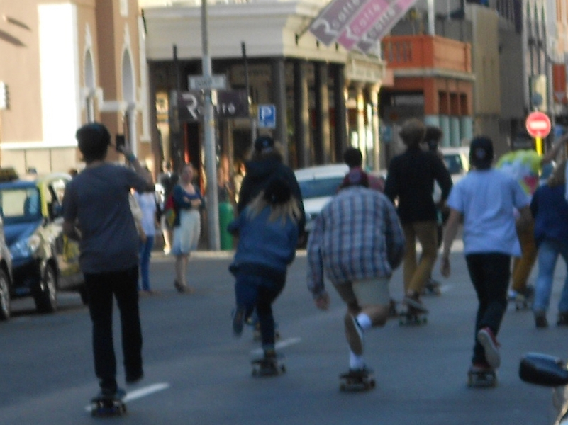 Eine Gruppe jugendlicher Skateboardfahrer in Kapstadt