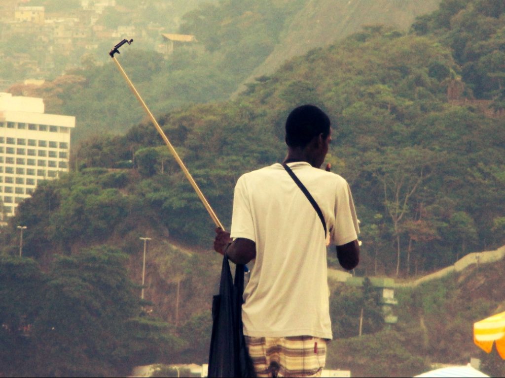 Selfie-Stick am Strand von Rio