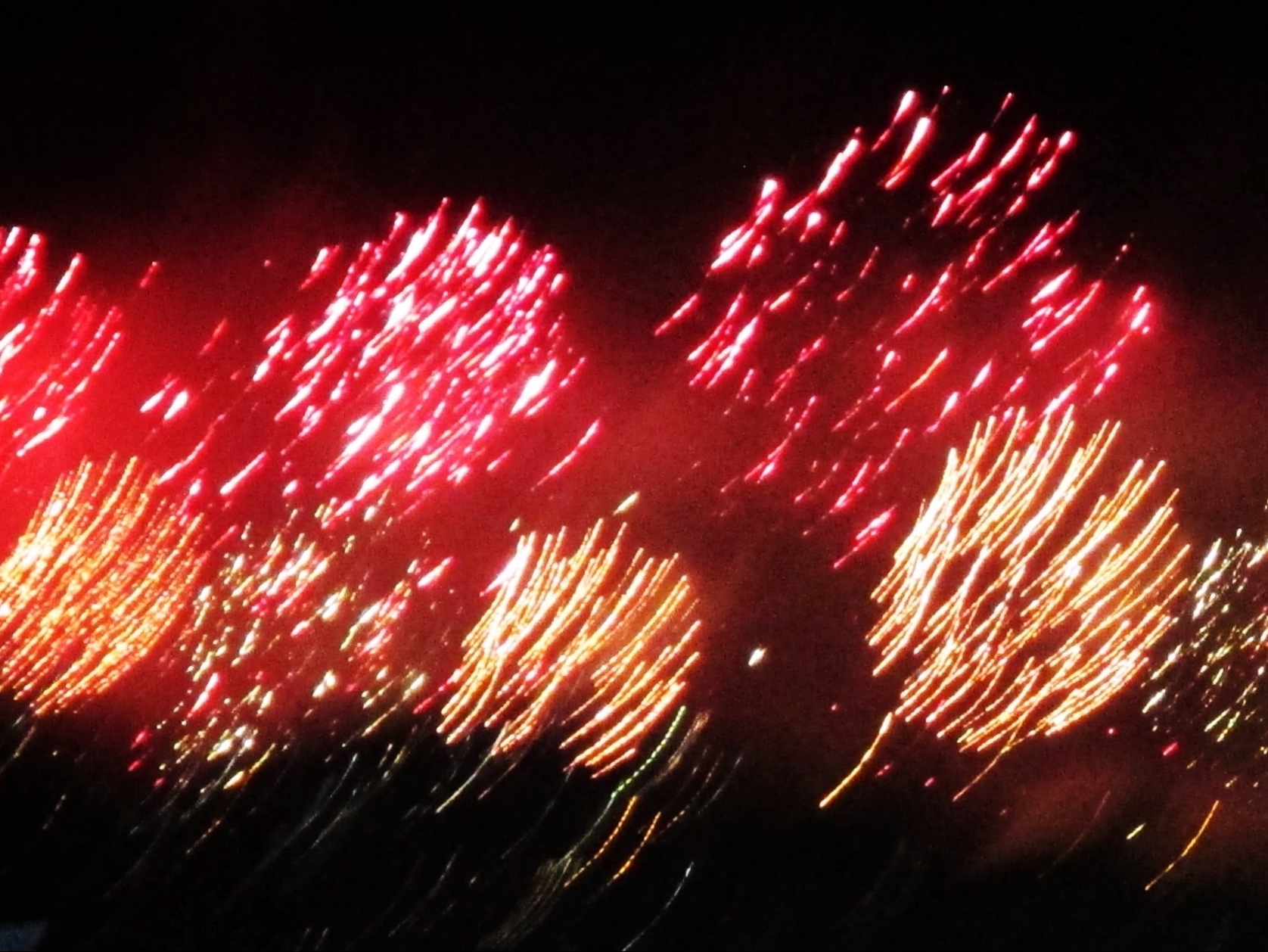 Pinkfarbenes Feuerwerk beim Silvester in Rio de Janeiro – aufgenommen von Jessica Wagener