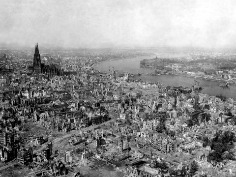 Oma erzählt vom Krieg - der Zeitzeuginnen-Podcast von Jessica Wagener. Schwarzweiß Luftaufnahme vom zerstörten Köln nach dem Zweiten Weltkrieg