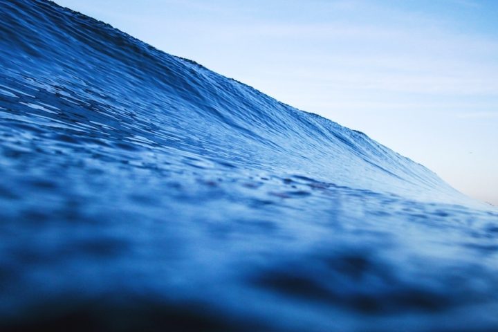 Hilfe bei Trauer: Trauer kommt in Wellen – Foto einer Welle aus dem blauen Wasser heraus