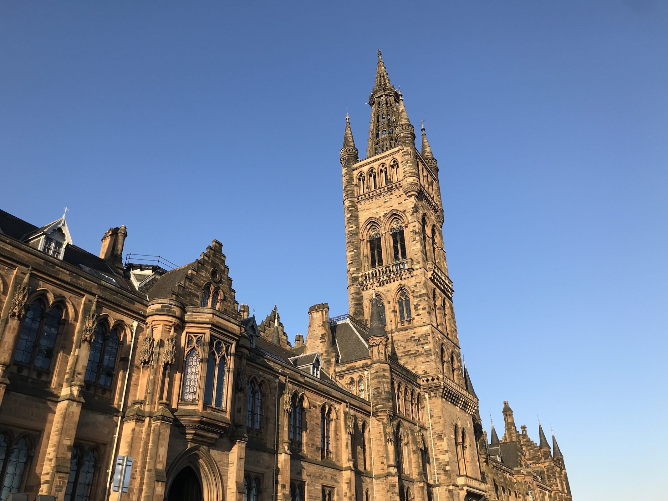 Als Arbeiterkind an die Uni: der neogotische Sandsteinturm der University of Glasgow