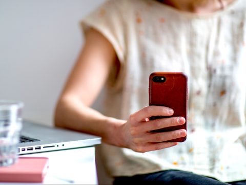 Diagnose Gebärmutterhalskrebs: Eine Frau sucht auf ihrem Handy nach Informationen