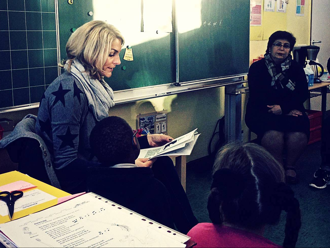 Grundschule Mümmelmannsberg: Eine Lehrerin liest der Klasse etwas vor