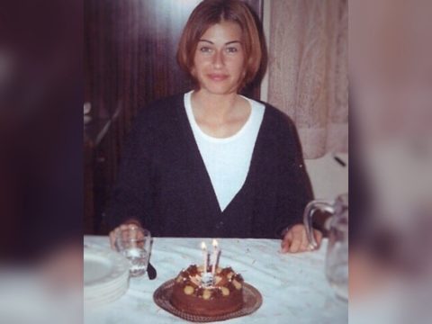44 Dinge: Jessica Wagener an ihrem 20. Geburtstag an einem Tisch vor einem kleinen Geburtstagskuchen mit 2 Kerzen, in Barcelona