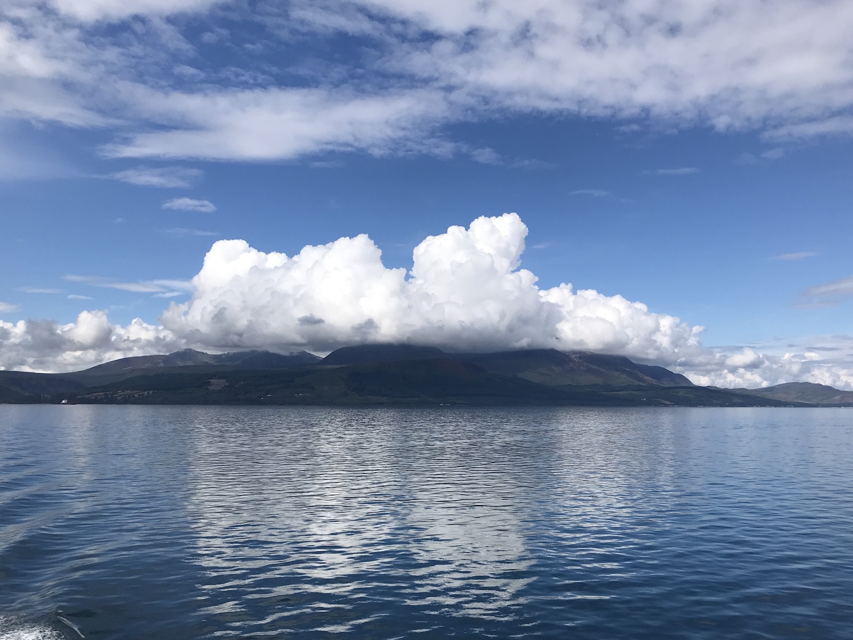 Die schottische Insel Arran unter einer besonders fluffigen weißen Wolke