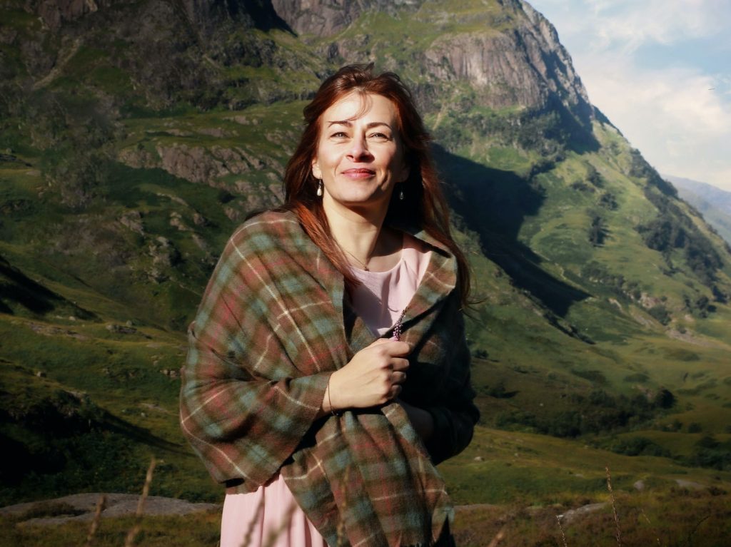 Jessica Wagener in Glencoe, rosa Kleid und Tartanschal