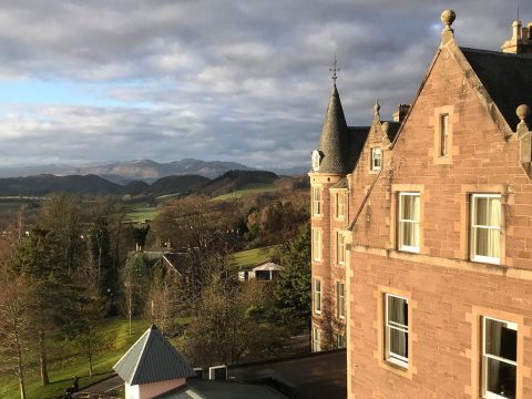 Weihnachten in Schottland: Foto von einem viktorianischen Hotel und bewaldeten Hügeln in Crieff in Perthshire