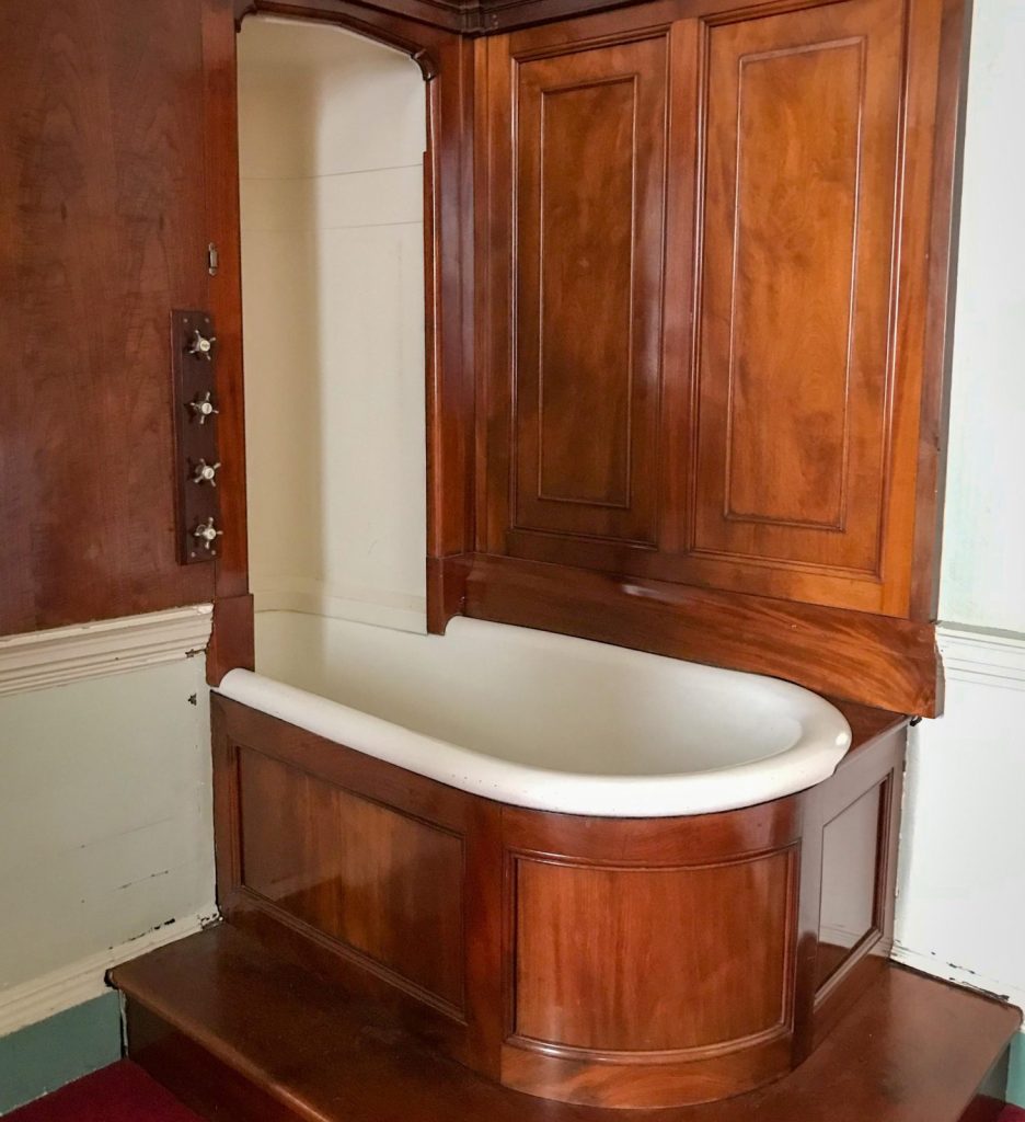 Holzverkleidete Badewanne im Ankleidezimmer von Culzean Castle in Ayrshire in Schottland