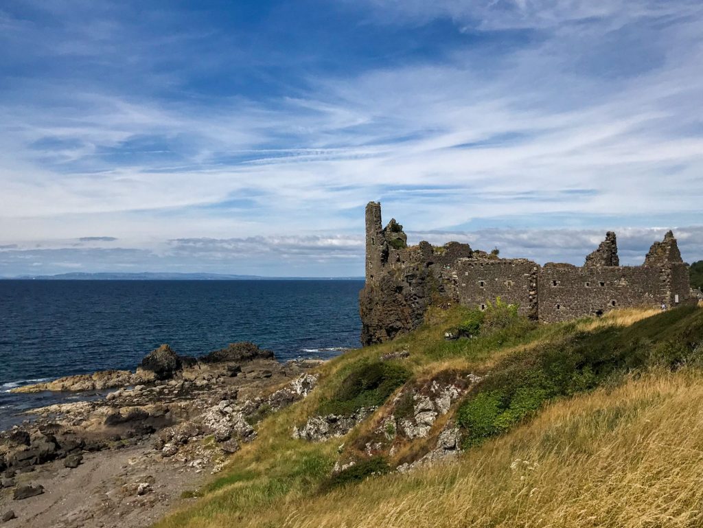 Ausflug nach Ayrshire: Foto der Burgruine von Dunure an der schottischen Küste