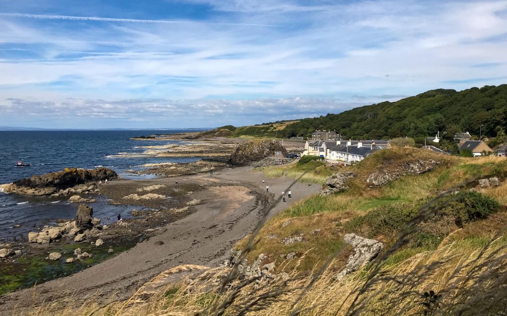 Blick auf Dunure Village an der schottischen Küste in Ayrshire von der Burgruine aus gesehen