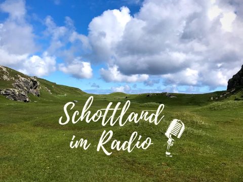 Schottland-Interview: weiße Wolken vor blauem Himmel und grüne Hügel auf einer schottischen Insel