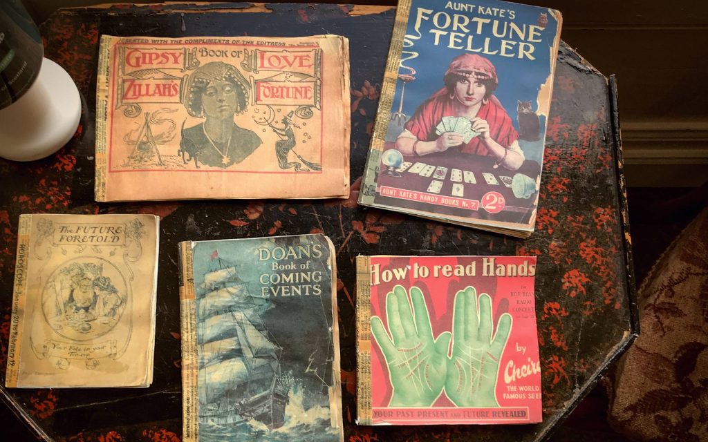 Bücher über Tarot, Handlesen und Spiritualismus im Tenement House in Glasgow